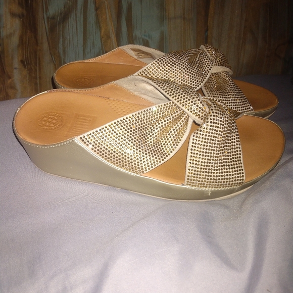 Women's size 6 gold rhinestone fit flops - Picture 2 of 7